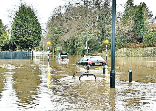 英國多地暴雨  累計逾百洪水警報