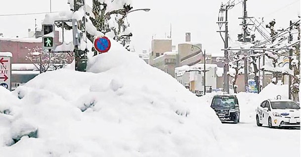 暴雪影響汽車出行。