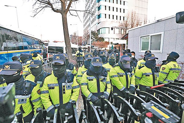 韓國總統官邸的外圍出動多名警力維持秩序。（中新社圖片）