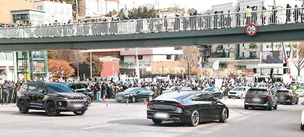 調查人員車輛在總統官邸附近道路掉頭撤離。（中新社圖片）