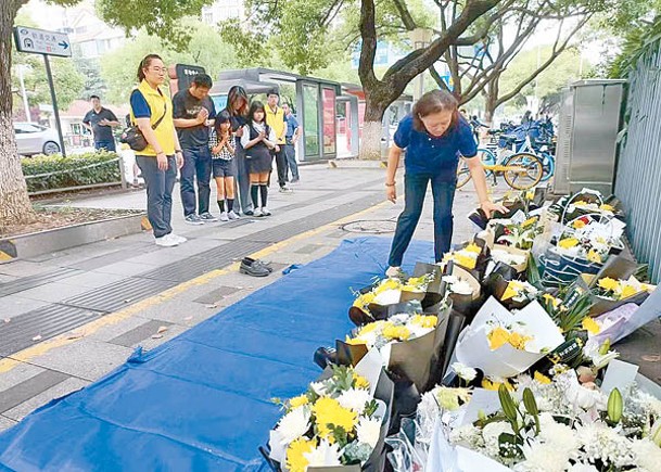 民眾在事發現場悼念死者胡友平。