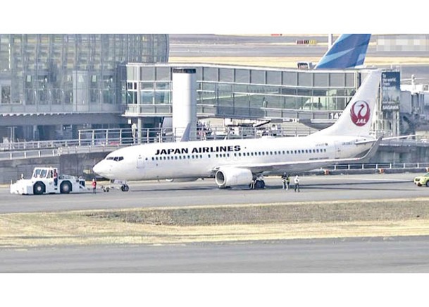 日本航空一架波音737-800型客機（圖）飛抵東京羽田機場，降落時輪胎爆胎。