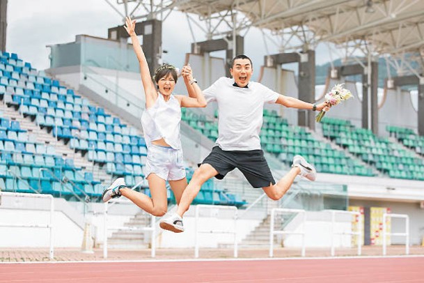 洪永城與梁諾妍一身便服，在運動場影婚照。