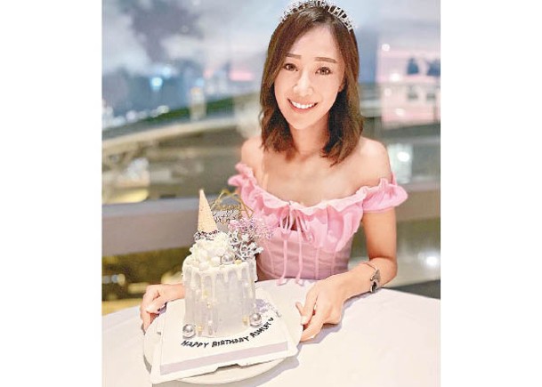 朱智賢分享慶祝生日的照片，但未有明言與誰一起，吊網民胃口。