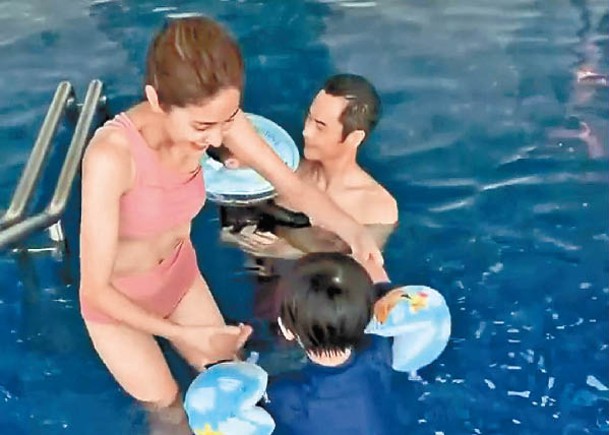 陳凱琳舉家戲水，難得晒吓水着，身材完全不似兩子之母。