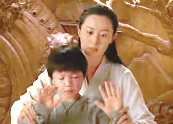 陳法拉飾演「尚氣」的母親，陪兒子練功。