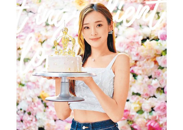 陳楨怡笑問網民喜愛哪種蛋糕。