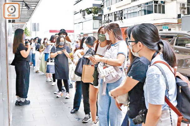 「柳柳粉」風雨不改撐偶像。