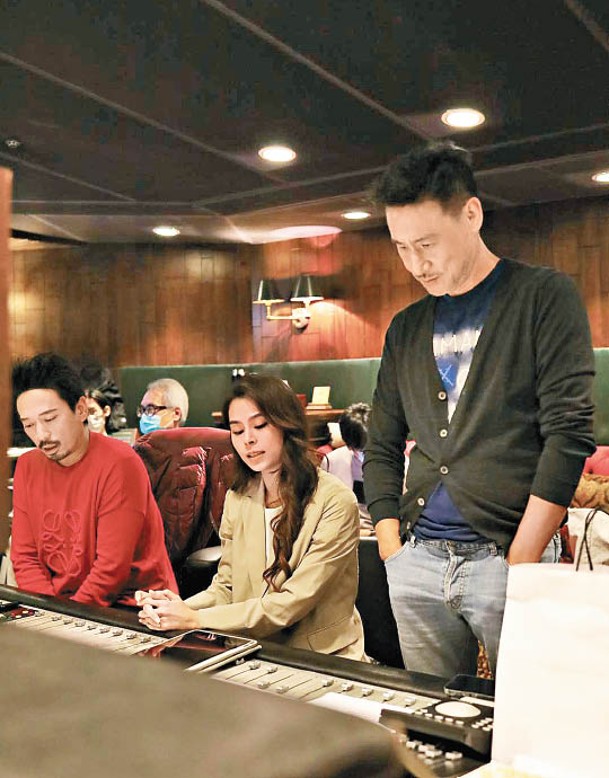 Gin Lee、學友及Eric（左）專注錄製新歌，期望令歌迷一聽難忘。