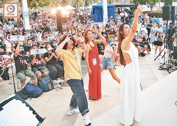 Gin Lee、曾比特和陳逸璇跟現場歌迷Selfie。