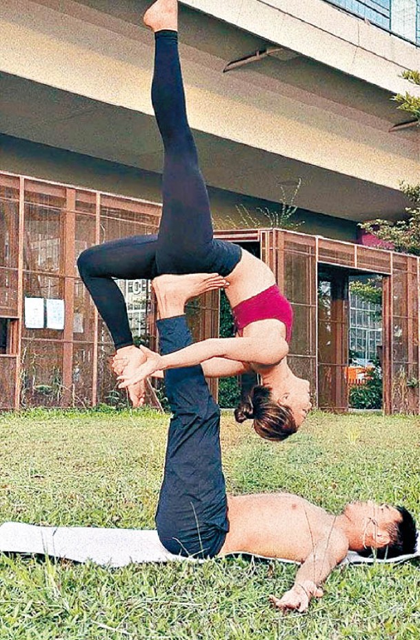 廖慧儀於社交網分享與疑似男友玩高難度瑜伽的照片。