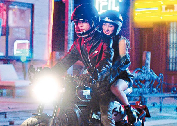 許靖韻於MV中與男主角開電單車馳騁，十分刺激。