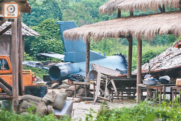劇組在流浮山搭建「小泰國」場景，拍攝飛機撞村莊一幕再出意外。