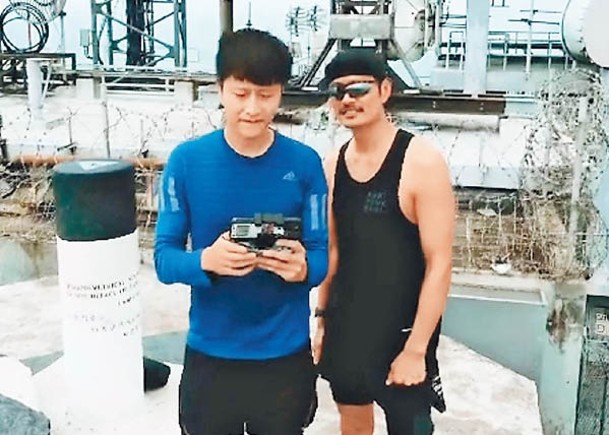 謝東閔（左）之前偕黃德斌郊遊，曾上載玩航拍機的片段。