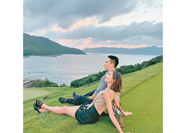蔡嘉欣與男友坐草地望海，真寫意！