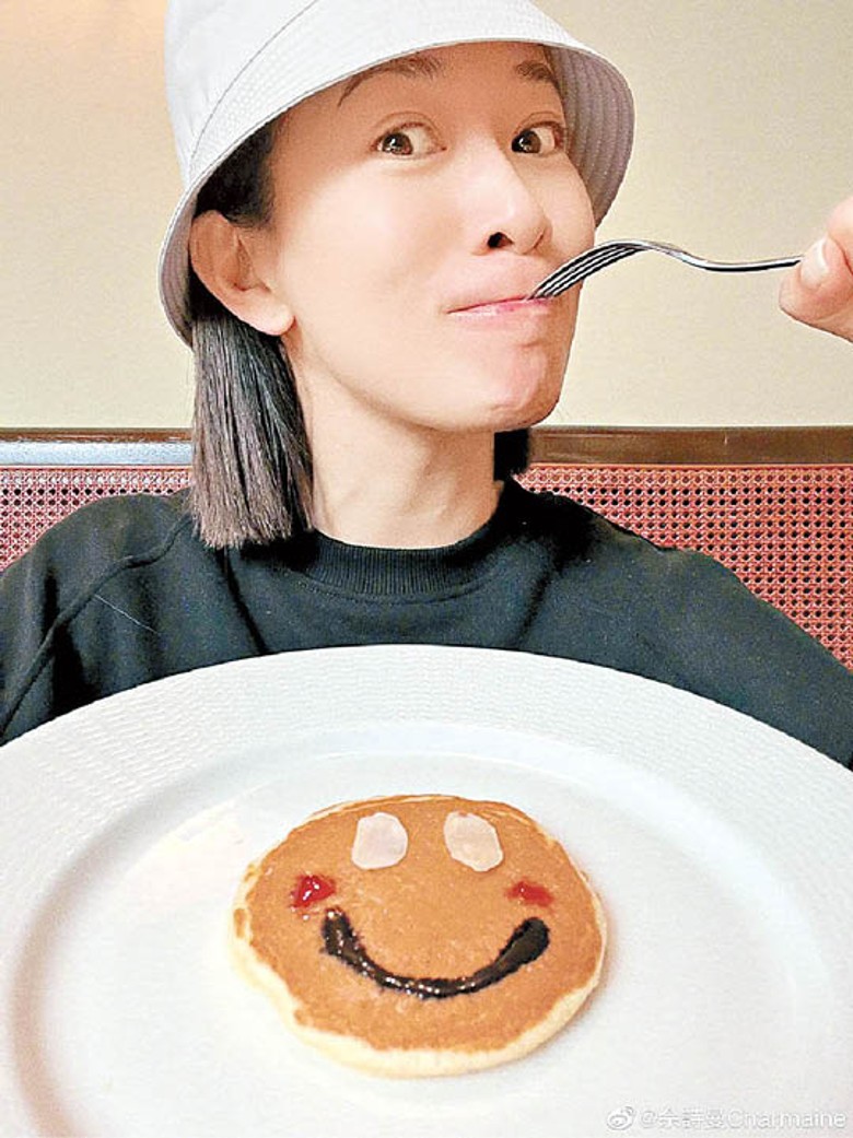 佘詩曼在Pancake上畫上哈哈笑，希望大家笑對每一天。