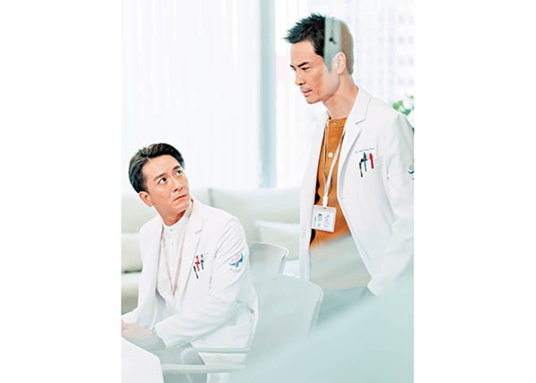 馬國明（左）與鄭嘉穎飾演醫術高超的兒科醫生。