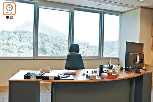 志偉指當日看到窗外「兩座大靠山」，感覺舒服，便選定這辦公室。