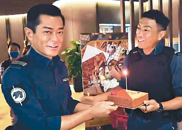 姜皓文（右）開工期間獲古天樂送上生日蛋糕，超級窩心。