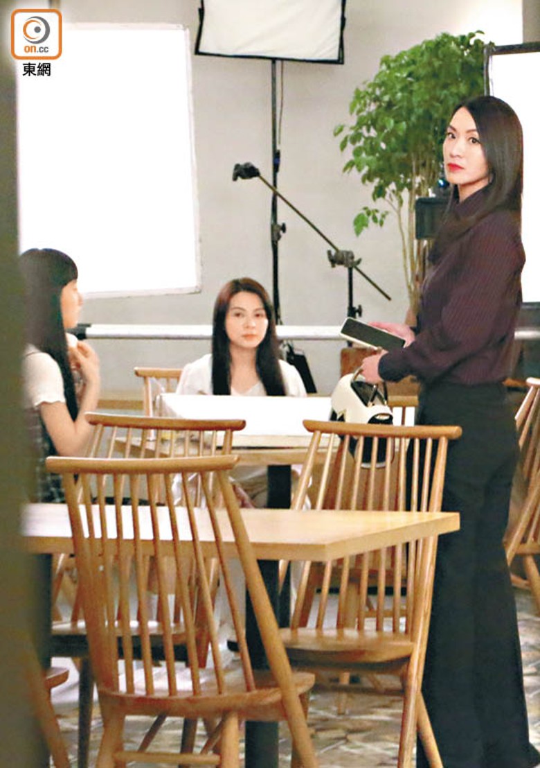 陳煒與「阿女」炎明熹及「老師」JW拍攝一場見家長戲份。