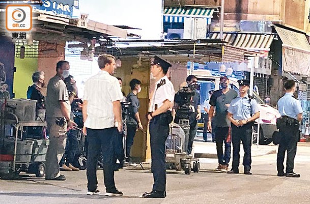 《Expats》劇組日前於旺角拍攝警察巡邏的戲份。