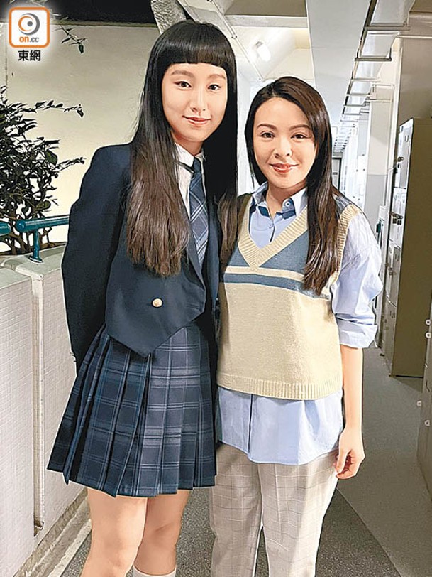 JW（右）想學Gigi一樣穿校服做學生妹。