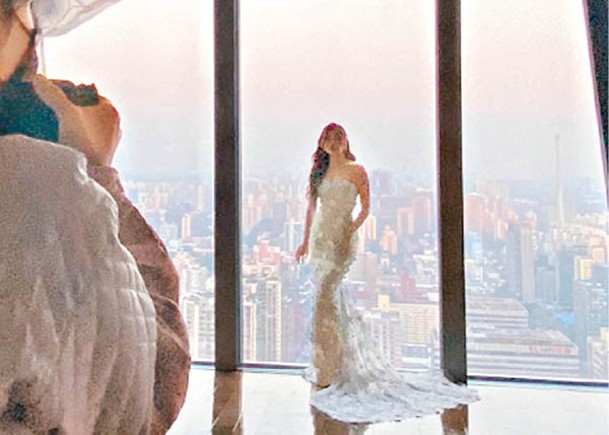 陳妍希努力搣甩「小籠包」之名，日前拍攝時以貼身裙展示成果。