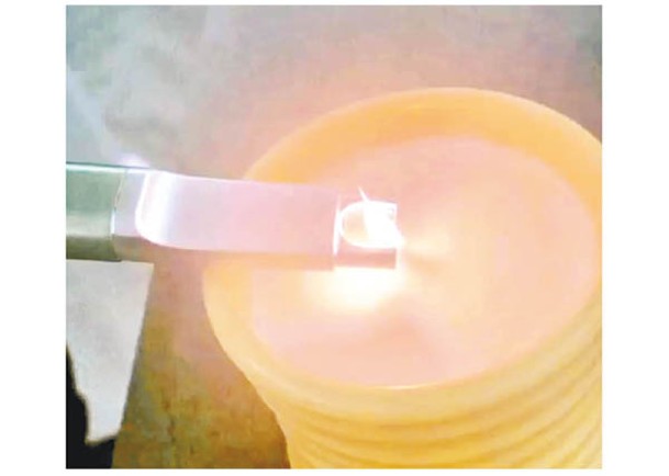 薛凱琪上載電弧打火機燃點蠟燭的短片。