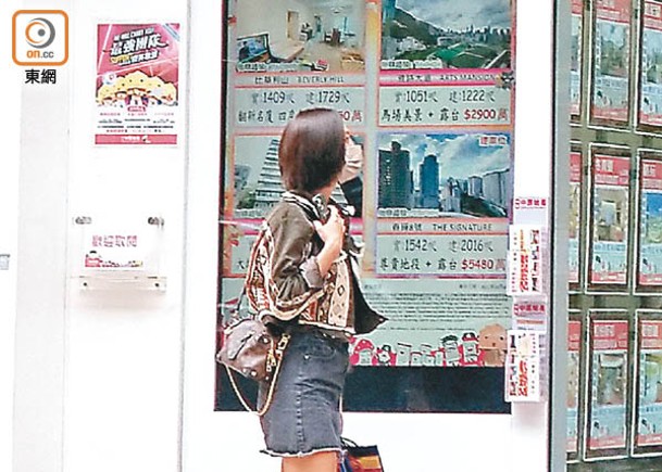 途經地產舖，郭思琳睇千萬豪宅的樓盤廣告。