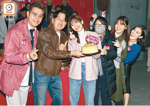 黃智雯獲一眾演員為她慶生。