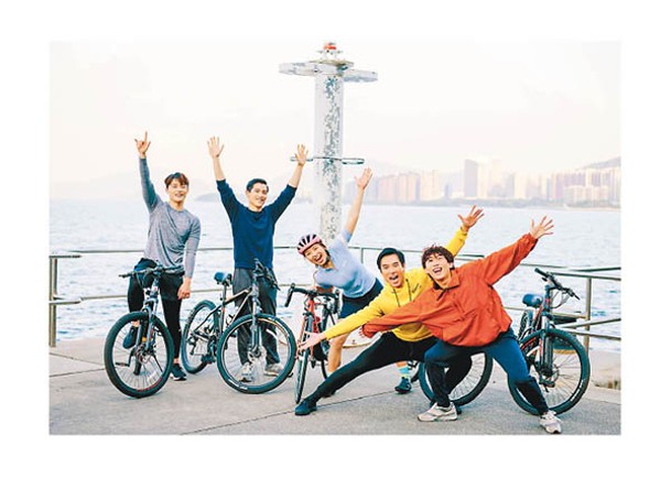 湯君耀（左起）、湯君慈、馬詠茹、冼康正、周漢寧拍攝活動的宣傳片。