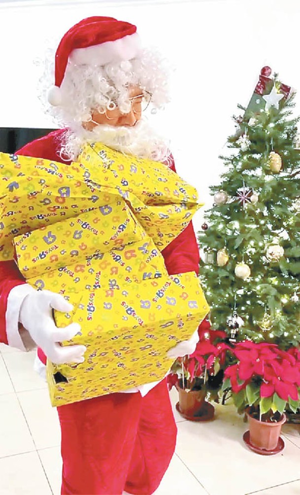 郭富城放低天王身段，化身最型聖誕老人。