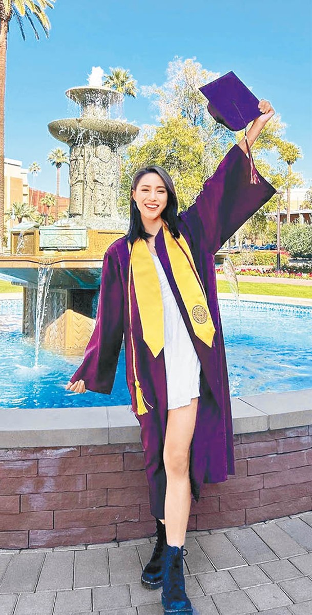 身在美國的劉穎鏇，重返校園拍畢業照。