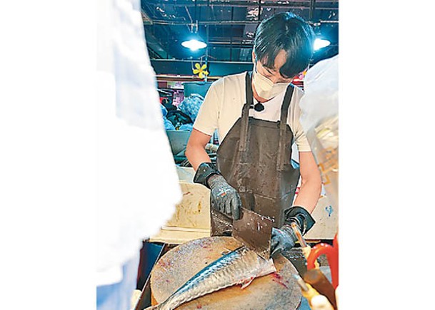 劉俊謙為增加生活體驗，客串做魚販。