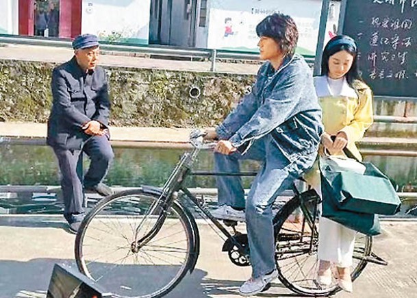 歐豪與趙麗穎的造型相當懷舊。