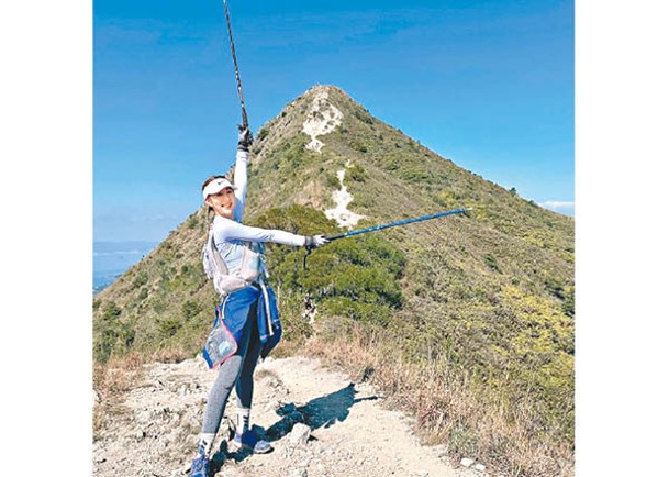 陳婉衡帶備2支行山杖上路，順利征服蚺蛇尖。