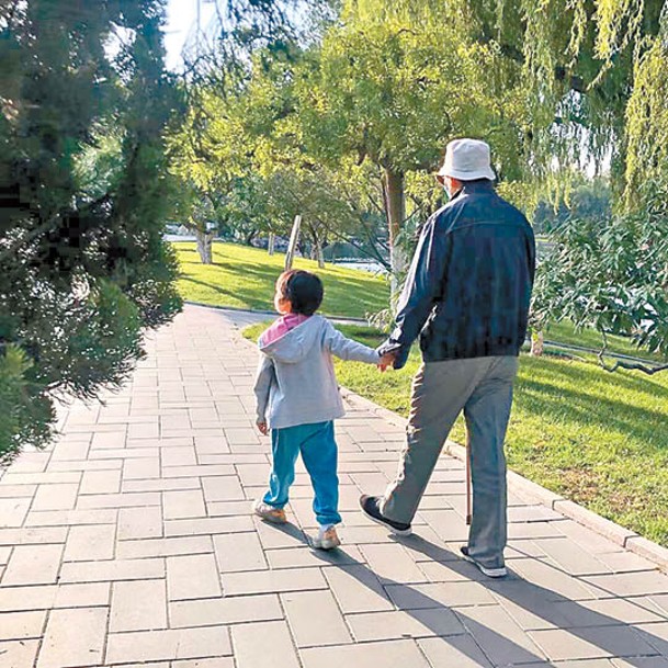 湯唯父親帶孫女在內地行公園。