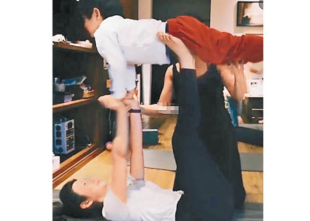 陳妍希分享與兒子做瑜伽的親子照。