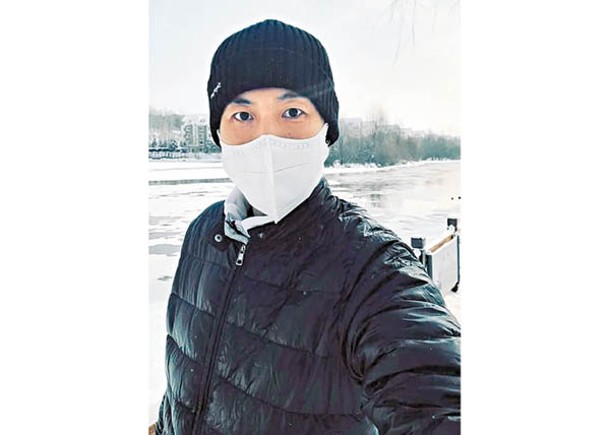 譚俊彥在冰天雪地下跑步，睇見都凍呀！