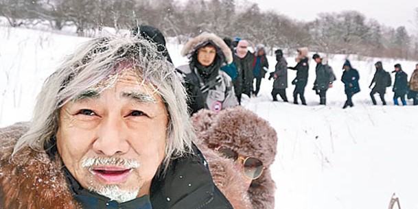 戚其義與攝製隊在雪山取景。