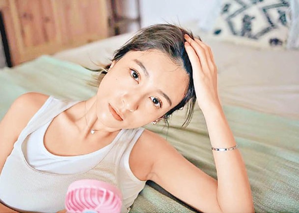 陳嘉倩自稱好熱，有網民誤會她發燒。
