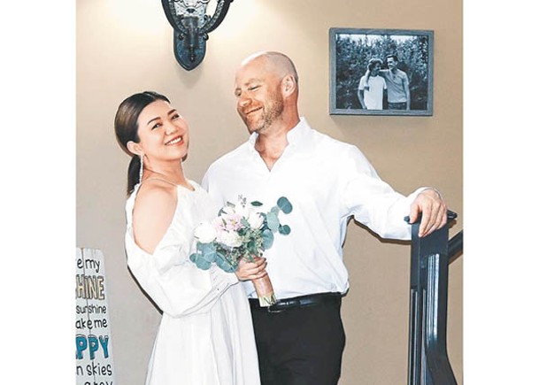 身處外地的鄧小巧，透過視像直播讓香港好友見證其婚禮。