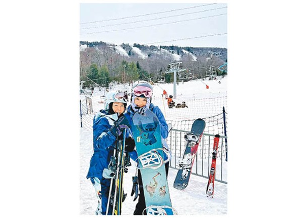 余思霆很掛住媽咪，於美國機緣巧合一享滑雪樂趣。