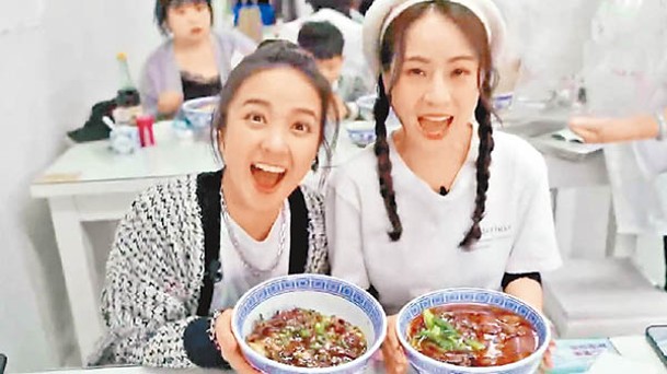糖妹（左）與谷婭溦於上海為無綫拍飲食節目。