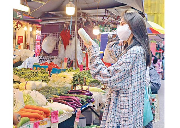 張馨月貼地買餸知菜價