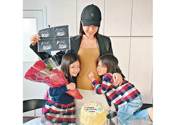 鍾嘉欣在社交網報喜，與寶貝仔女一同迎接小生命。