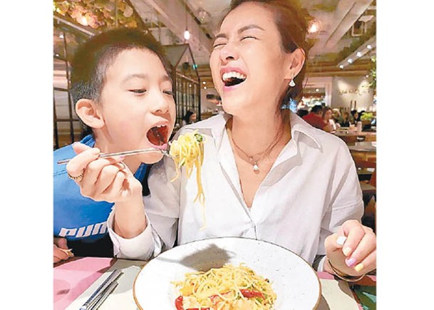 陳茵媺與子女食晏，準備食意粉時，囝囝搞笑要先食一口。