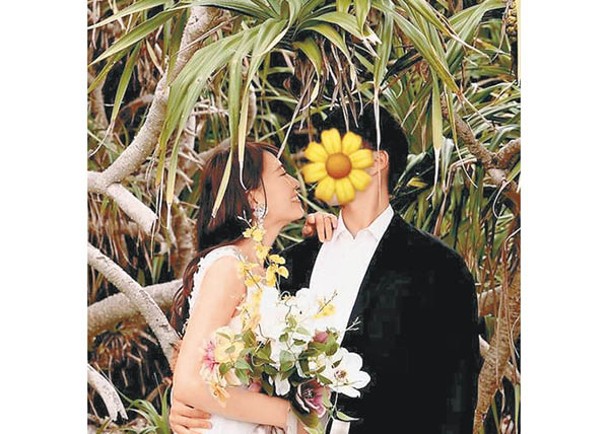 愛子分享婚照時，刻意用花遮住坤坤樣貌。