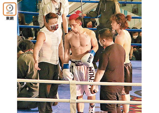 經羅浩銘（左）指導，兩位拳手當堂脫胎換骨。