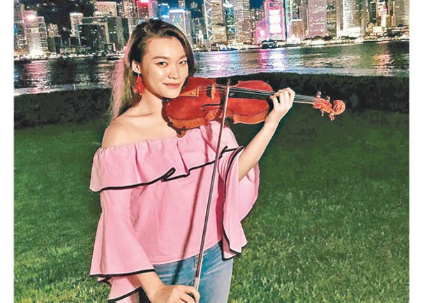 黃洛妍擅長小提琴演奏，獲獎無數。